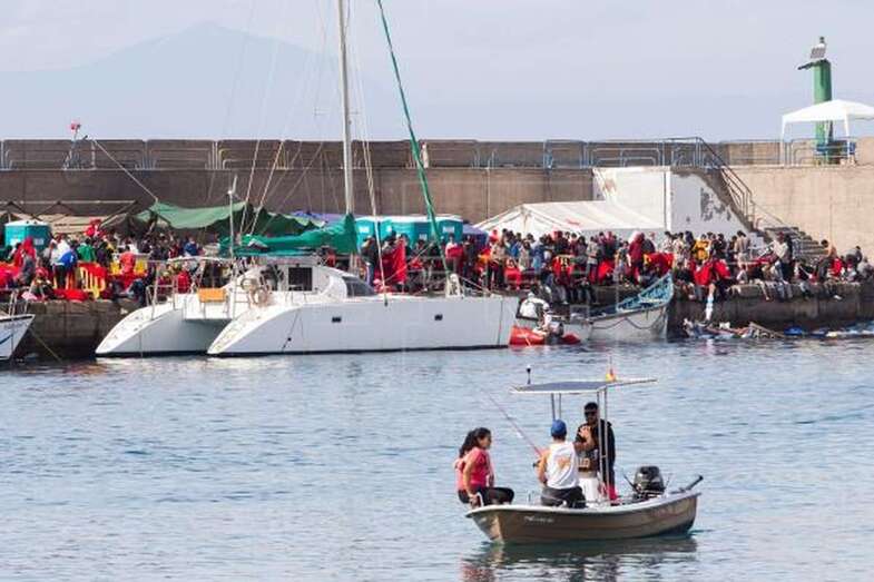 Imagen del muelle de Arguineguín, con cientos de personas en el campamento y varias pateras hundidas (Foto EFE / Quique Curbelo)